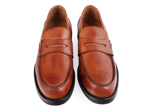 Mocassino con benda in pelle crust con fondo in gomma