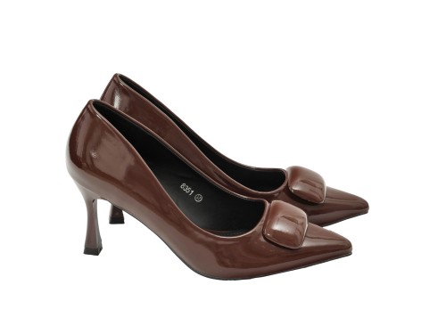 Decolletè in simil pelle verniciata con applicazione