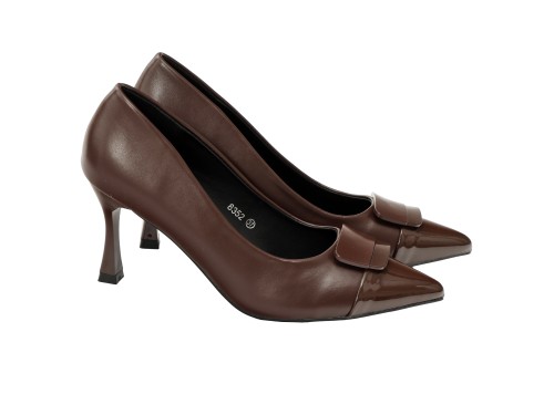 Decolletè in simil pelle con applicazione