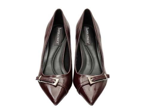 Decolletè in simil pelle verniciata con cinturino