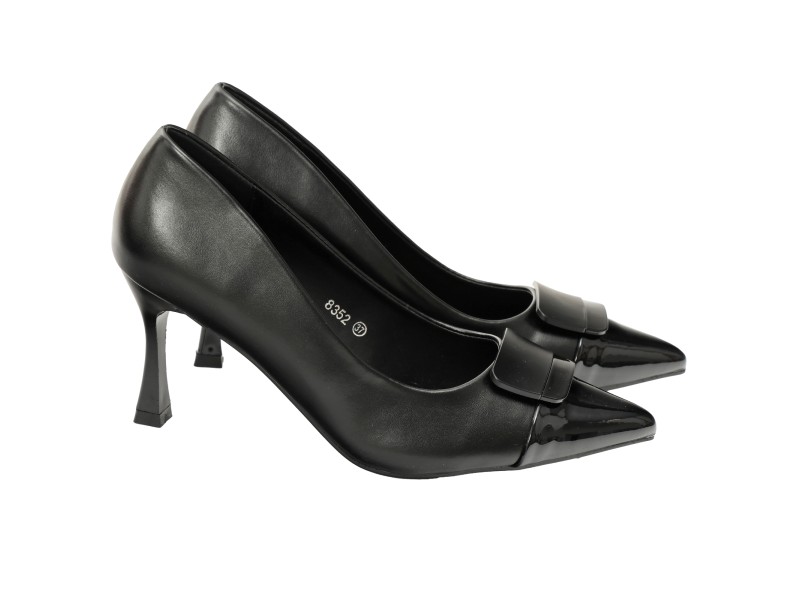 Decolletè in simil pelle con applicazione