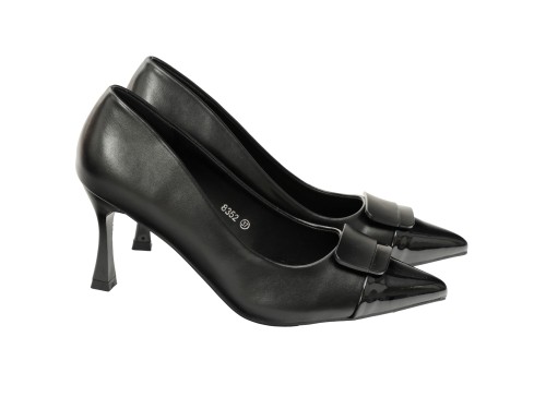 Decolletè in simil pelle con applicazione