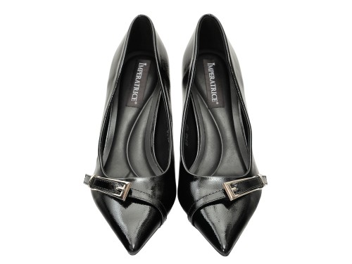 Decolletè in simil pelle verniciata con cinturino