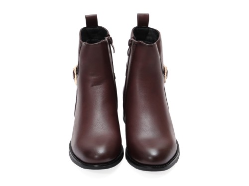 Stivaletti in simil pelle con fibbia dorata