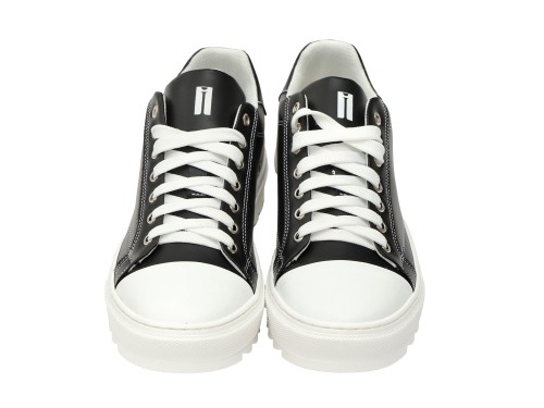 Sneakers in pelle con fondo in gomma