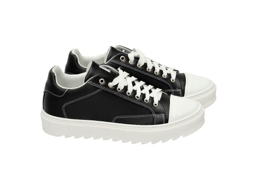 Sneakers in pelle con fondo in gomma