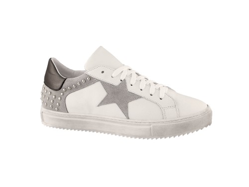 Sneakers in pelle di vitello e camoscio con borchie