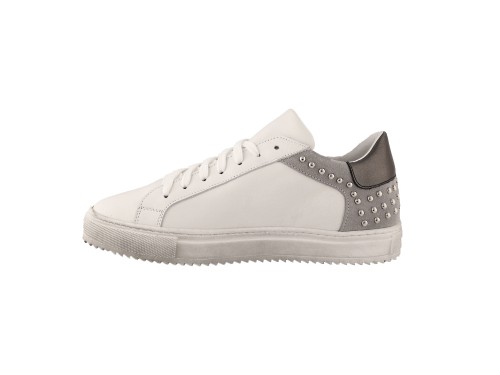 Sneakers in pelle di vitello e camoscio con borchie